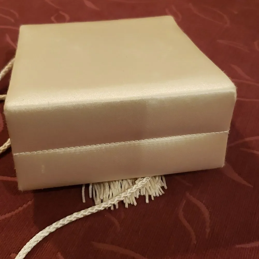 Valerie Stevens Elegant Ivory Crossbody Purse